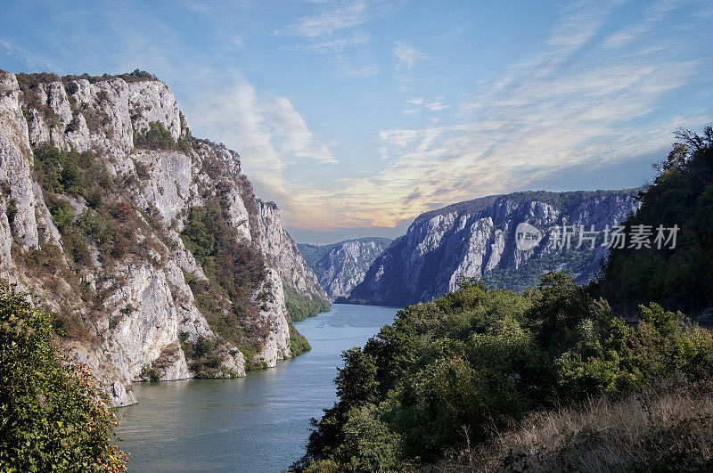 多瑙河靠近塞尔维亚城市Donji Milanovac的铁门，也被称为Djerdap，多瑙河峡谷是塞尔维亚和罗马尼亚边界的自然象征。